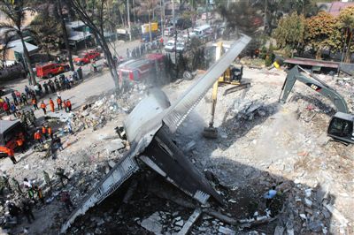 7月1日，搜救人員在印尼軍機墜毀現(xiàn)場進行搜救和清理工作。