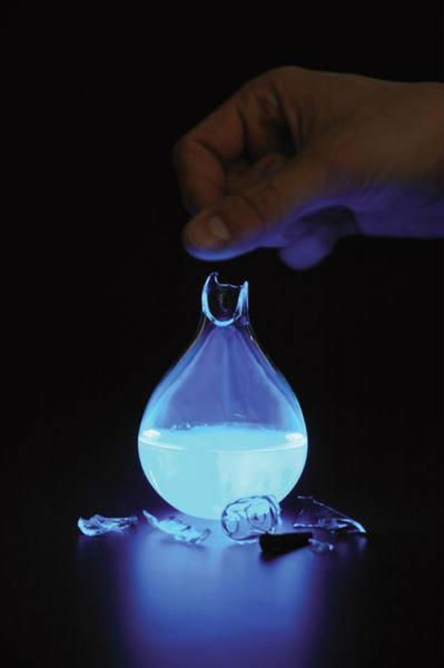 荷蘭藝術(shù)家發(fā)明人血燃料燈，一滴血照亮整間房。圖片來源：新加坡《聯(lián)合早報》網(wǎng)站