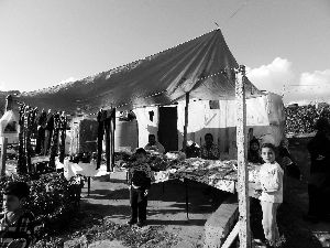 黎巴嫩一敘利亞難民營(yíng)，難民支起攤鋪賣(mài)衣服掙錢(qián)。