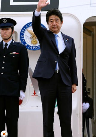 安倍在機(jī)場告別，面色凝重