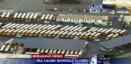 圖：美國(guó)KTLA電視臺(tái)直播畫(huà)面顯示，洛杉磯聯(lián)合學(xué)區(qū)校巴已被叫停，家長(zhǎng)被通知暫不能送孩子上學(xué)。