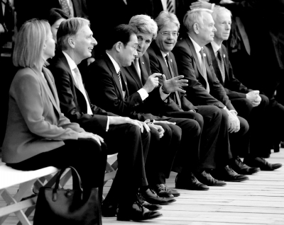 10日，七國外長觀看日本傳統(tǒng)歌舞表演期間，美國國務(wù)卿克里與日本外相岸田文雄在交頭接耳