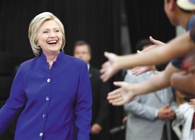 當地時間6日，美國加利福尼亞州長灘市，心情大好的希拉里與支持者互動。 圖/CFP