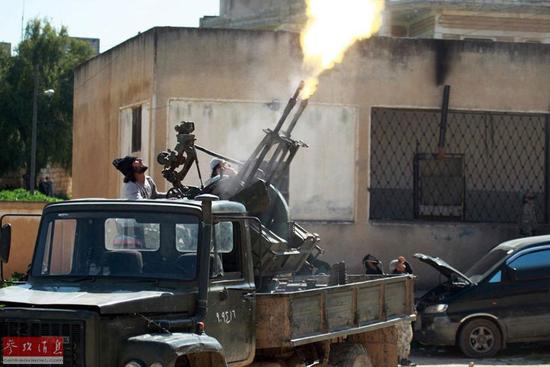 圖為反對(duì)派向政府軍的戰(zhàn)機(jī)開火。