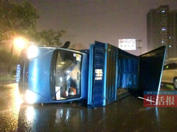 小貨車側翻現(xiàn)場。