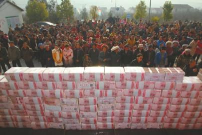 村民領取“年底分紅”。