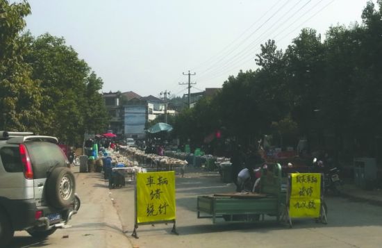 簡(jiǎn)陽董家埂鄉(xiāng)，主干道被占道擺酒席