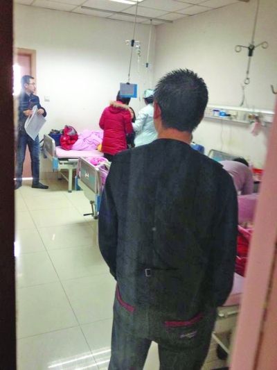 男孩一家神情凝重。