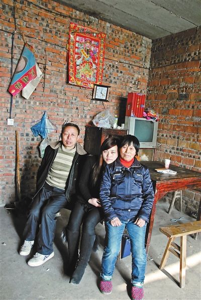 超生女謝先梅(中)、養(yǎng)父謝運才（左）、謝運才的嫂子唐富秀