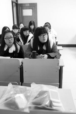 在限時斷網(wǎng)前，江大已有發(fā)起拒絕手機低頭族活動，圖為設(shè)立了手機暫存袋的課堂 吳奕 攝