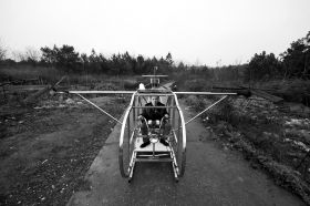 3月12日，汨羅白塘鄉(xiāng)趕洲村，李厚勝坐在他的“魚鷹直升機”上。圖/記者謝長貴