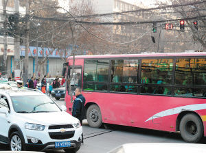 一個多小時，除了短暫的休息，郭師傅一直在車流中舉著木棍 圖片由市民孫先生提供