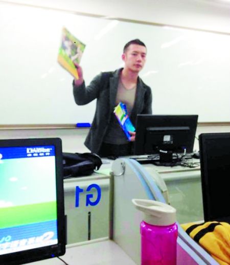 讓甘麟翰爆紅的，就是這張商學(xué)院大一學(xué)生在課堂上拍攝的照片。