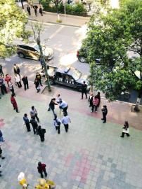 市民提供給賀偉的事發(fā)時雙方?jīng)_突照片。