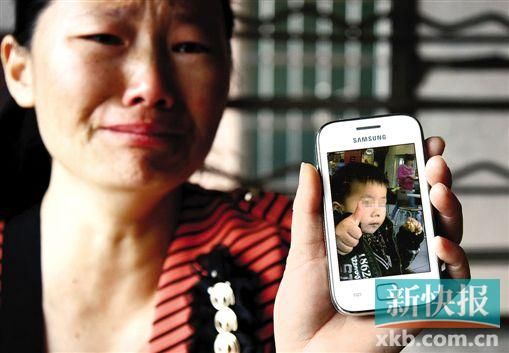 男童的舅媽拿著小益的照片,悲痛欲絕。 新快報(bào)記者 畢志毅 攝