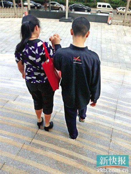 李星兒與媽媽蔣女士牽手走出法院。 新快報記者 張國鋒/攝