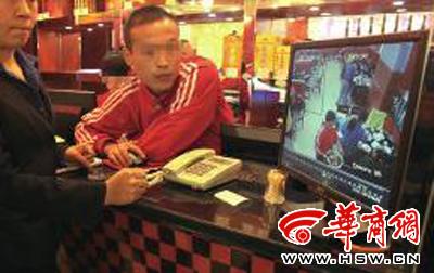 昨日，李女士展示從火鍋店抱回的火鍋，內(nèi)有濕巾