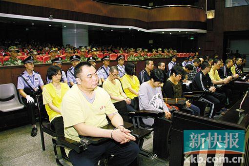 ■蔣洪偉(左一)等二十幾名被告被指控犯集資詐騙罪,昨日集體過堂?！　?鄭朝暉/攝