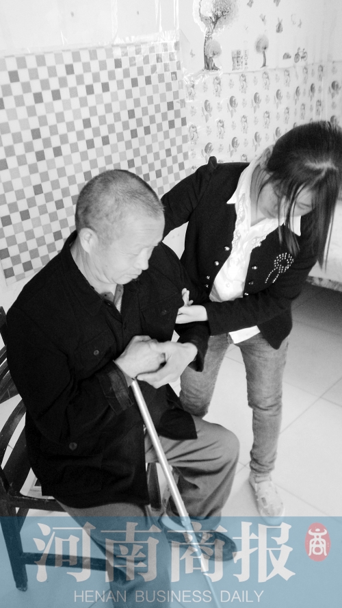 為了方便照顧爸爸，曾現(xiàn)春在學(xué)校旁邊租了一間房子