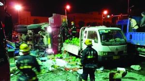 渣土車側(cè)翻在地，現(xiàn)場一片狼藉