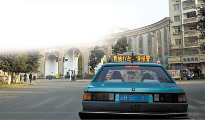 前天傍晚，石柱縣城內(nèi)，譚師傅開(kāi)著“我被打劫，請(qǐng)報(bào)警”的出租車(chē)載客，市民看到后紛紛報(bào)警。網(wǎng)絡(luò)截圖