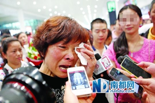 昨日，被拐25年的翁女士(粉紅色衣服者)與生母在深圳機場見面。