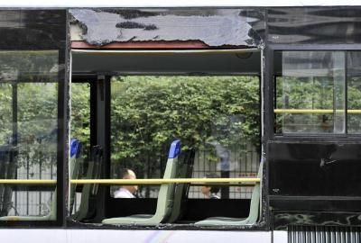 75路公交車車窗玻璃被砸碎。