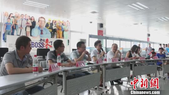 　招聘會(huì)現(xiàn)場(chǎng)，用人單位老板一字排開，與求職者面對(duì)面交流　李超慶　攝