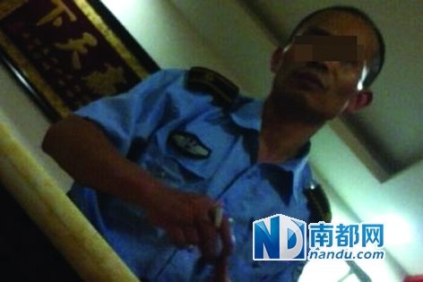 協(xié)管員向商戶(hù)索煙視頻截圖