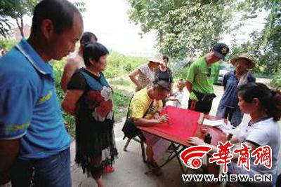 男子玩滑翔傘不慎掛樹上 倒吊3個(gè)多小時(shí)摔下(圖) 男子玩滑翔傘不慎掛樹上 倒吊3個(gè)多小時(shí)摔下(圖)