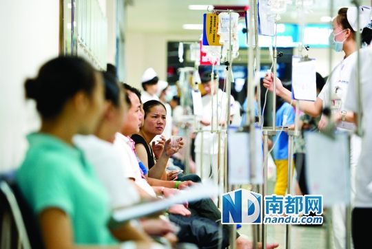 醫(yī)院走道坐滿了打吊針的員工。