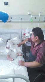 伏登順與女兒在一起。