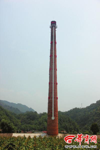 昨日中午，68米高的“溫度計”最上端，顯示著實時溫度