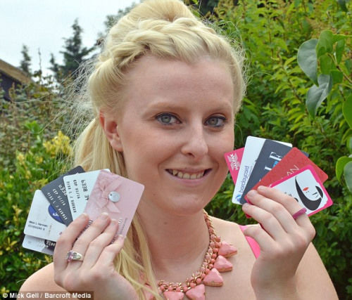 英國(guó)25歲購(gòu)物狂女孩每日狂掃貨 衣服堆滿(mǎn)四間房