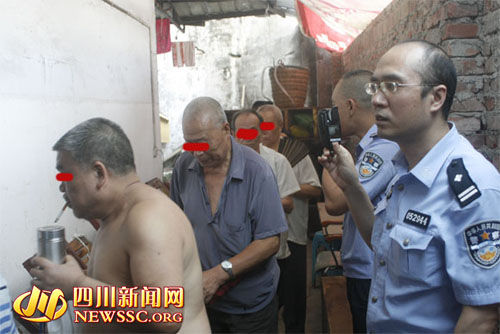 四川8旬老漢經(jīng)營色情茶館 87歲嫖客被抓現(xiàn)行(圖) 四川8旬老漢經(jīng)營色情茶館 87歲嫖客被抓現(xiàn)行(圖)