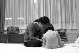 8月19日晚，河北石家莊市，多多的媽媽在酒店里安撫著孩子，3歲的多多一直在吵著要回家，看到陌生人就哭。圖/記者陳正