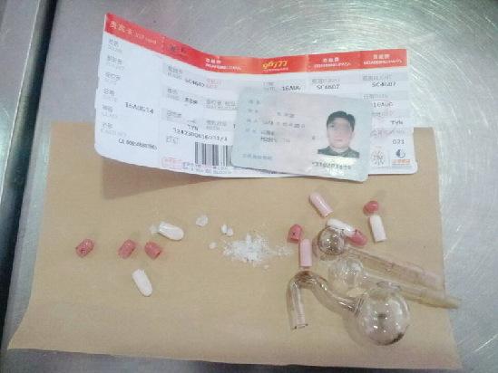 男子膠囊藏毒心虛 機(jī)場過安檢渾身抖動(dòng) 男子膠囊藏毒心虛 機(jī)場過安檢渾身抖動(dòng)