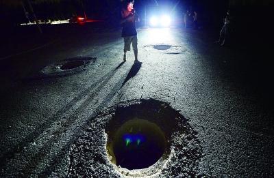 500米長(zhǎng)馬路不見(jiàn)40余個(gè)井蓋 市民散步不慎墜井 500米長(zhǎng)馬路不見(jiàn)40余個(gè)井蓋 市民散步不慎墜井