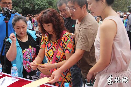 哈爾濱中小學(xué)抽簽定老師 攝像機(jī)跟拍家長(zhǎng)手抖