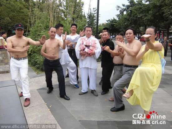 成都?xì)夤Υ髱煍y10名弟子懸賞百萬尋武林高手(高清組圖) 成都?xì)夤Υ髱煍y10名弟子懸賞百萬尋武林高手(高清組圖)