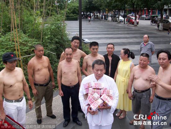 成都?xì)夤Υ髱煍y10名弟子懸賞百萬尋武林高手(高清組圖) 成都?xì)夤Υ髱煍y10名弟子懸賞百萬尋武林高手(高清組圖)