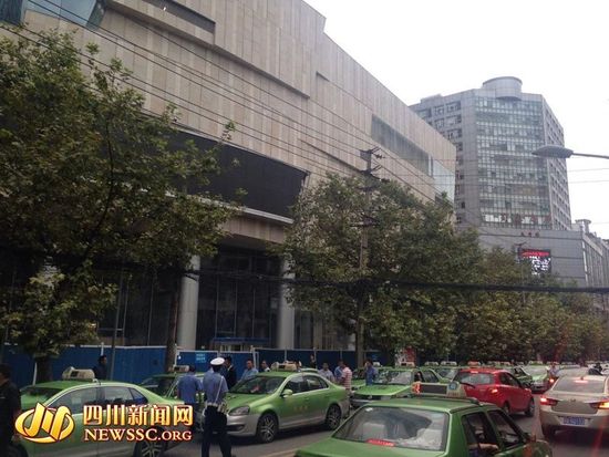 百輛出租車排隊(duì)5小時(shí)領(lǐng)百元購(gòu)物卡 的哥稱不劃算 百輛出租車排隊(duì)5小時(shí)領(lǐng)百元購(gòu)物卡 的哥稱不劃算