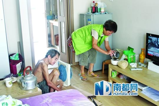 居民徐阿姨去看望何譚送老人，并送去熱湯