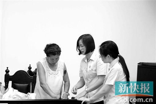 白春榮簽領(lǐng)國家賠償款。通訊員供圖