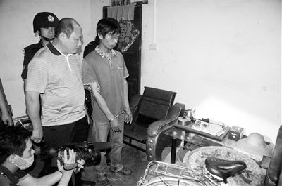 今年8月，我國(guó)內(nèi)地發(fā)生多起單身女性乘坐“黑車(chē)”后慘遭車(chē)主殺害的案件，被網(wǎng)友稱為“黑色8月”。