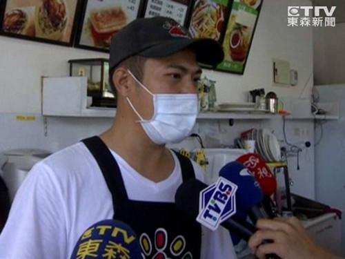 老板表示，妻子的主治醫(yī)師也說過，確實有“驚嚇導致流產”的案例。