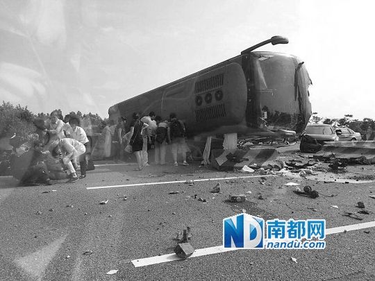 現(xiàn)場(chǎng)大客車側(cè)翻，玻璃碎落一地，車身卡在路邊水泥護(hù)欄上。 目擊者供圖