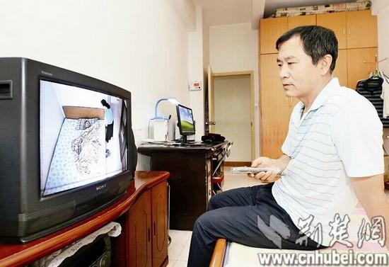 圖為:武昌紫陽東路的朱先生在母親臥室裝上攝像頭,夜夜守望 記者王永勝攝 圖為:武昌紫陽東路的朱先生在母親臥室裝上攝像頭,夜夜守望 記者王永勝攝