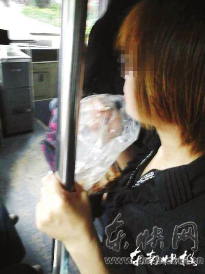 擁擠的公交車內(nèi)，這位姑娘正在嚼螃蟹網(wǎng)友供圖