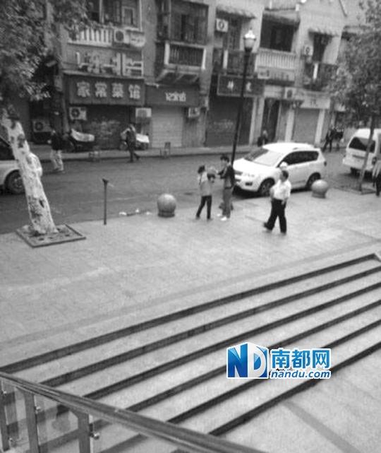 10月18日，武漢一男子抓住環(huán)衛(wèi)工打耳光。